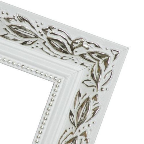 Biało-srebrna z ornamentem